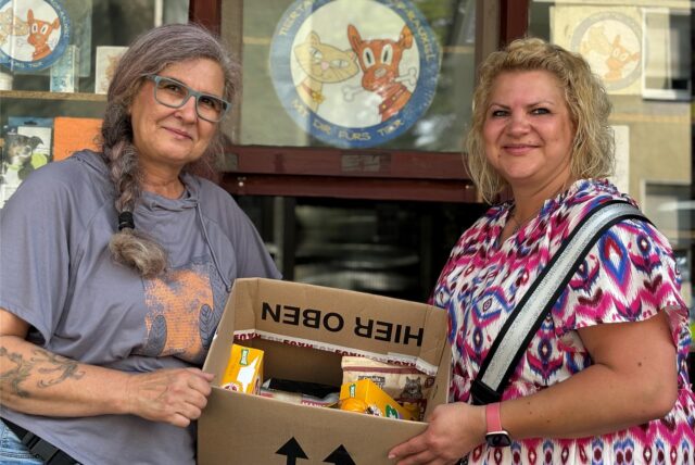 Das Team für Tiere organisiert seit 2014 die Tier-Tafel mit der Ausgabestelle an der Victorstraße. Hier bringt Nadine Dietz (r.) eine Kiste voller Sachspenden vorbei. Süheyla Collinet nimmt sie dankend entgegen.