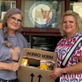 Das Team für Tiere organisiert seit 2014 die Tier-Tafel mit der Ausgabestelle an der Victorstraße. Hier bringt Nadine Dietz (r.) eine Kiste voller Sachspenden vorbei. Süheyla Collinet nimmt sie dankend entgegen.