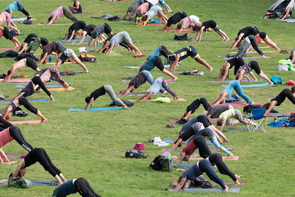 Eine Aktivität bei der Familiennacht der Stadt Castrop-Rauxel: Yoga im Freien (Symbolbild). 