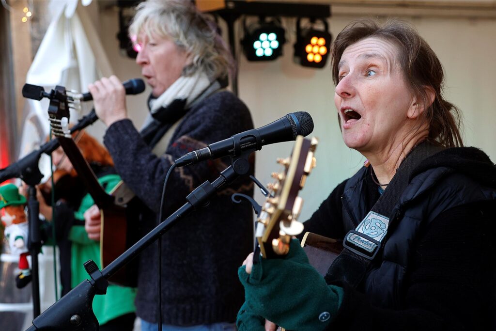 Die Band Fragile Matt sorgt am Freitag mit mehrstimmigem Gesang und irischen „Klassikern“ für Stimmung bei der Irish Folk Shopping-Nacht.