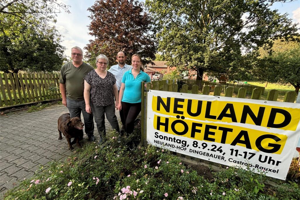 Ulrich und Ulrike Dingebauer (v.l.) freuen sich zusammen mit Tochter Uta (r.) und Partner Daniel Kappel auf viele Besucher beim Neuland-Höfetag.