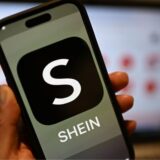 Das Shein-Logo ist auf einem Smartphone zu sehen.