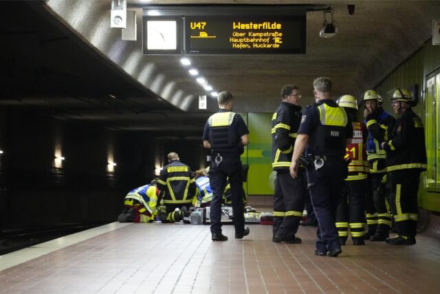 An der Haltestelle Stadtgarten ist eine Person bei einem Unfall von einer Stadtbahn erfasst worden. Polizei und Feuerwehr sind in Dortmund zahlreich im Einsatz.