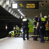 An der Haltestelle Stadtgarten ist eine Person bei einem Unfall von einer Stadtbahn erfasst worden. Polizei und Feuerwehr sind in Dortmund zahlreich im Einsatz.