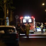 Spezialkräfte der Polizei stehen während eines Einsatzes an der Netteberger Straße in Selm neben einem Rettungswagen.