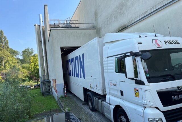 Ein Lkw von Action steht hinter dem ehemaligen Toom-Gebäude am Platz der Deutschen Einheit in Dorsten.