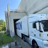 Ein Lkw von Action steht hinter dem ehemaligen Toom-Gebäude am Platz der Deutschen Einheit in Dorsten.