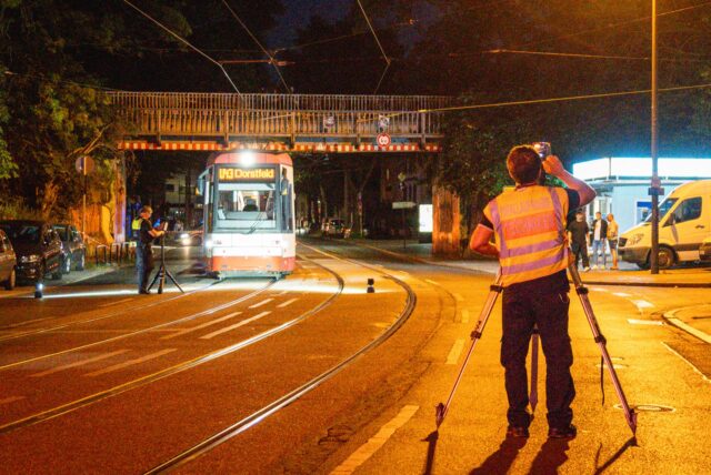 Ein Polizist untersucht den Unfallort nach einem Unfall mit einer Stadtbahn auf dem Körner Hellweg in Dortmund.