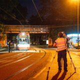 Ein Polizist untersucht den Unfallort nach einem Unfall mit einer Stadtbahn auf dem Körner Hellweg in Dortmund.