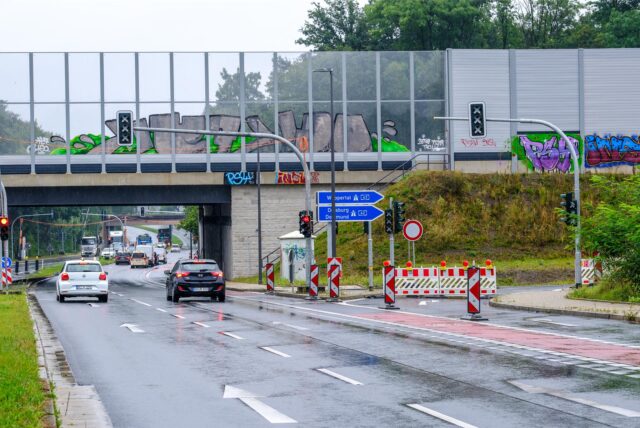 Eine gesperrte Autobahnauffahrt im Regen.