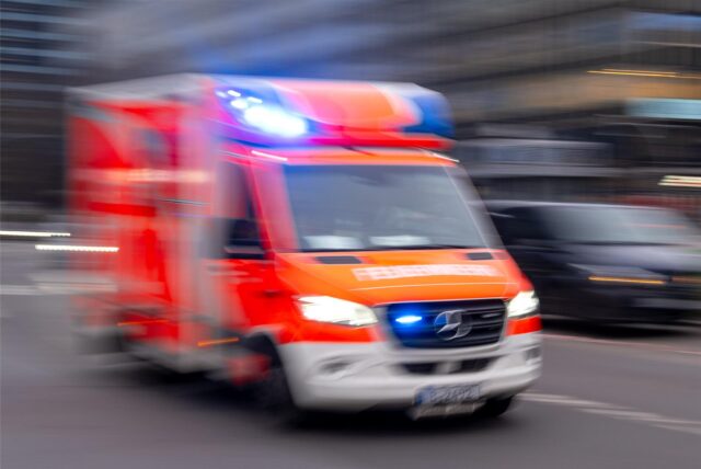 Das Symbolbild zeigt einen Rettungswagen mit Blaulicht