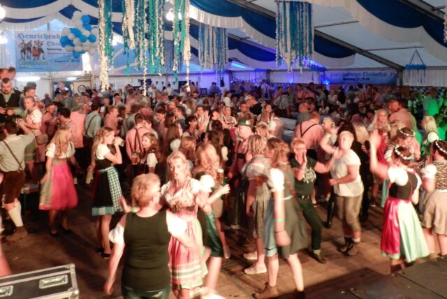 Menschen in Dirndl und Lederhose feiern in Henrichenburg Oktoberfest. Das Archivbild stammt aus dem Jahr 2017.