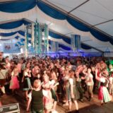 Menschen in Dirndl und Lederhose feiern in Henrichenburg Oktoberfest. Das Archivbild stammt aus dem Jahr 2017.