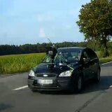 Ein Auto mit einer Kamera auf der Motorhaube fährt auf der Straße An der Wienbecke in Dorsten.