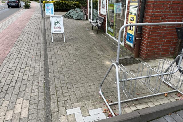 Pflaster mit neuen Steinen vor dem Geschäft Großwiele in Sythen