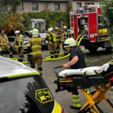 Feuerwehrleute an einem Feuerwehrwagen