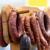 Symbolfoto von verschiedenen Wurstsorten, die an einem Stand aufgestellt sind