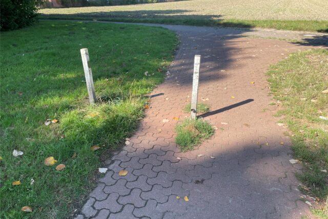 Ein Gehweg mit zwei Pollern.
