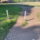 Ein Gehweg mit zwei Pollern.