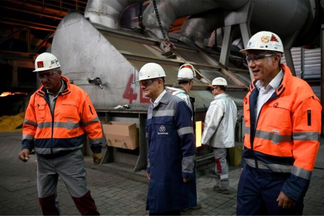 Vor drei Jahren besuchte Olaf Scholz (M) als SPD-Kanzlerkandidat Thyssenkrupp Steel. Begleitet wurde er von Tekin Nasikkol (r), Steel-Gesamtbetriebsratschef, und dem Betriebsratsmitglied Ali Güzel (l).