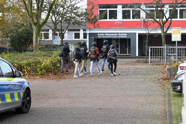 Schwer bewaffnete Polizisten auf dem Hof der Neuen Schule Dorsten