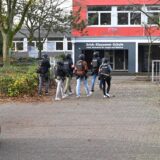 Schwer bewaffnete Polizisten auf dem Hof der Neuen Schule Dorsten