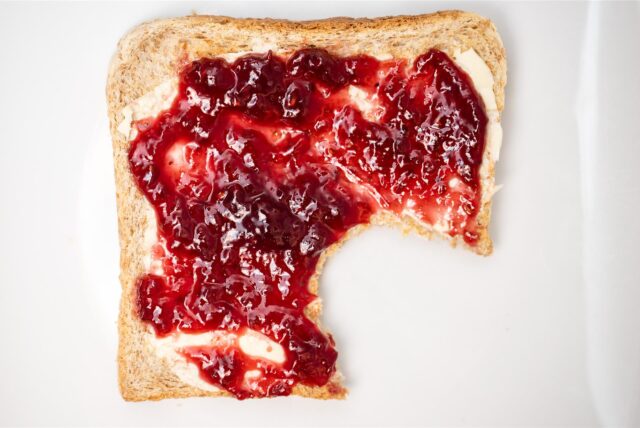 Ein Toastbrot mit Konfitüre liegt auf einem Teller. Das Unternehmen Darbo musste eine seiner Konfitüren zurückrufen.