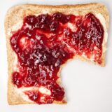 Ein Toastbrot mit Konfitüre liegt auf einem Teller. Das Unternehmen Darbo musste eine seiner Konfitüren zurückrufen.