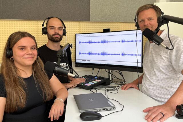 Im PottCas hatte Luca Füllgraf (m.) seinen Co-Host Tobias Weckenbrock und die nun scheidende Praktikantin Laura Grasböck zu Gast.