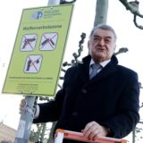 NRW-Innenminister Herbert Reul (CDU) an der Düsseldorfer Rheinufer-Promenade mit dem Schild zur Waffenverbotszone. Auch in Köln gibt es vergleichbare Schilder. Und bald auch in Castrop-Rauxel?