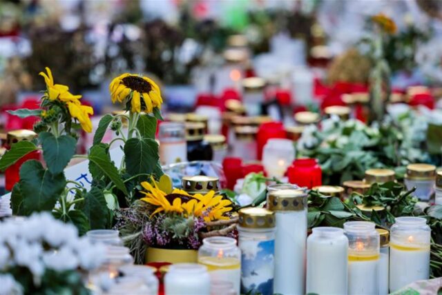 Kerzen und Blumen liegen unweit des Tatorts am Fronhof zum Gedenken an die Opfer der Messerattacke auf dem Solinger Stadtfest.