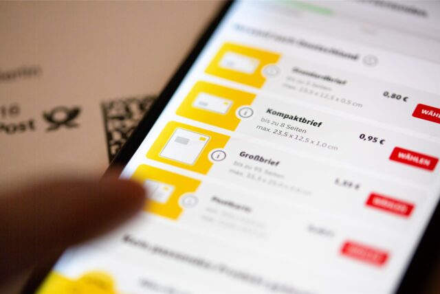 Den Kauf von Briefmarken der Post & DHL App ist auf dem Display eines Smartphones zu sehen.