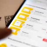 Den Kauf von Briefmarken der Post & DHL App ist auf dem Display eines Smartphones zu sehen.