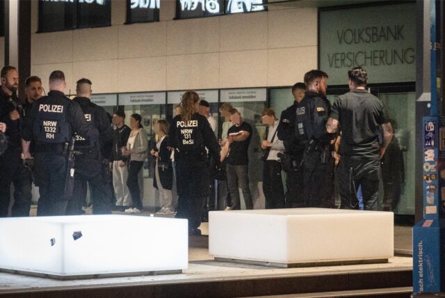 Polizeibeamte kontrollieren eine Gruppe Jugendliche in Dortmund.