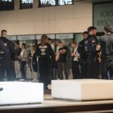 Polizeibeamte kontrollieren eine Gruppe Jugendliche in Dortmund.