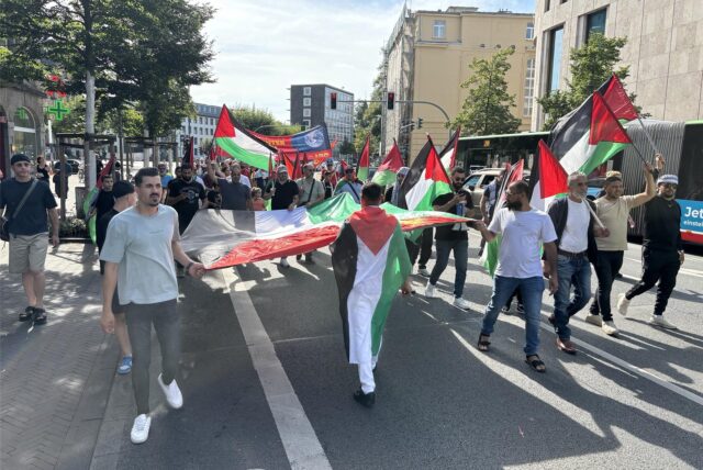 Eine Gruppe Demonstranten zieht über den Wallring in Recklinghausen.