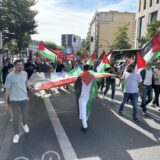 Eine Gruppe Demonstranten zieht über den Wallring in Recklinghausen.