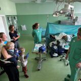 OP mit Schwestern und Besuchern