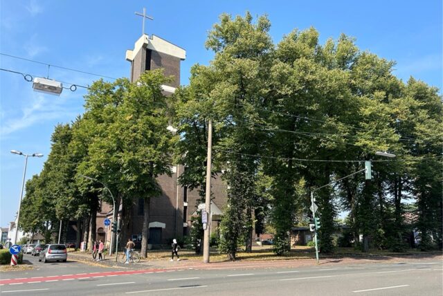 Die Kirche St. Josef in Datteln, umringt von Bäumen.