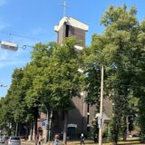 Die Kirche St. Josef in Datteln, umringt von Bäumen.