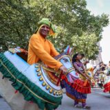 Tänzer in farbenfroher Kleidung beim tamilischen Sommerfest.