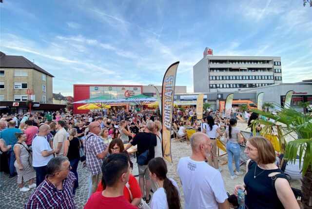 Menschen auf dem Neumarkt.