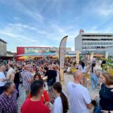 Menschen auf dem Neumarkt.