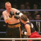 Stefan Raab und Regina Halmich boxen gegeneinander.