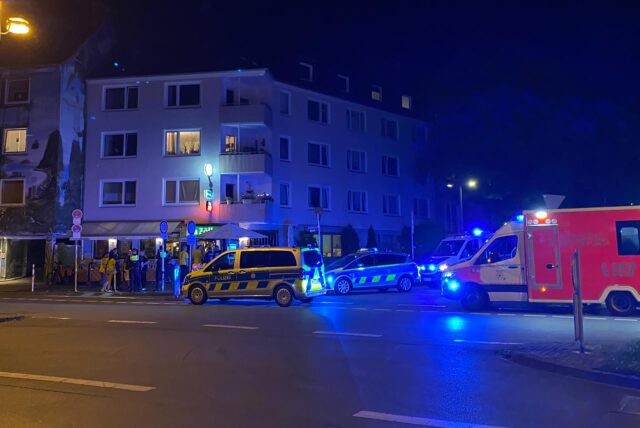 Mehrere Polizeiwagen und Rettungswagen stehen vor einer Kneipe in Dortmund.