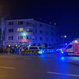 Mehrere Polizeiwagen und Rettungswagen stehen vor einer Kneipe in Dortmund.