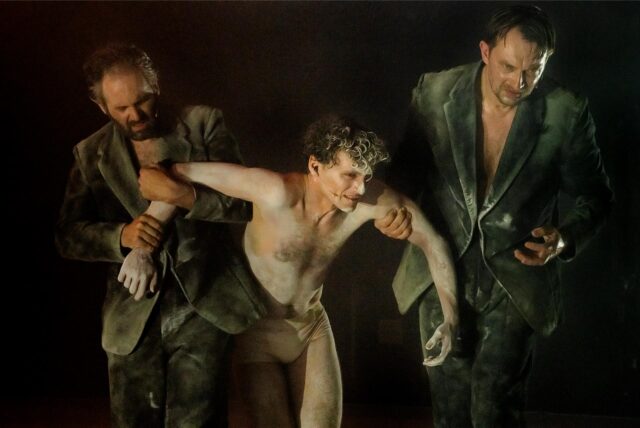 Estragon (Guy Clemens, l.), Pozzo (Dominik Dos-Reis, M.) und Wladimir (Steven Scharf) warten auf Godot.