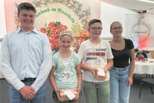 Vier Kinder im Festzelt der Erntegemeinschaft.