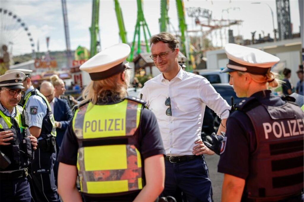 Hendrik Wüst spricht mit Polizistinnen. 