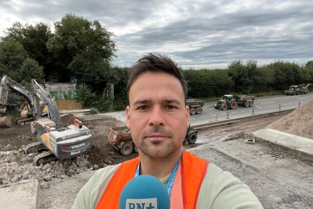 RN-Reporter Martin Bytomski an der gesperrten B1.